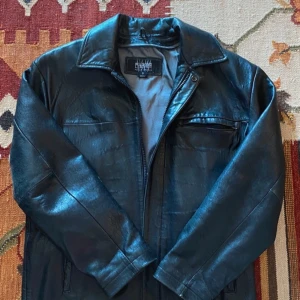 vintage leather jacket S/M - Vintage leather jacket Vintage läder jacka Vintage skinn jacka Storlek S passar bäst till M Nypris 4000kr Condition - Very good kan träffas upp i Stockholm 