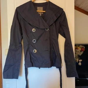 Kort trenchcoat köpt från sellpy😍 - Mycket bra skick, endast testad av mig. Den är storlek 38 men skulle säga mer åt 34/36!😍