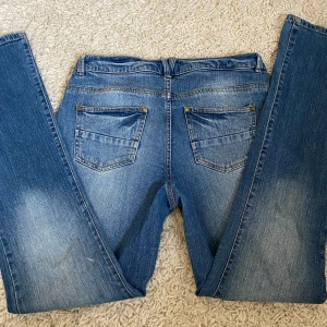 Low waist jeans  - Super snygga lågmidjade jeans med jätte coola fickor❣️ säljer då jag har flera liknande jeans och då de inte kommer till användning längre. Storlek xs, passar mig i längden som är 165.
