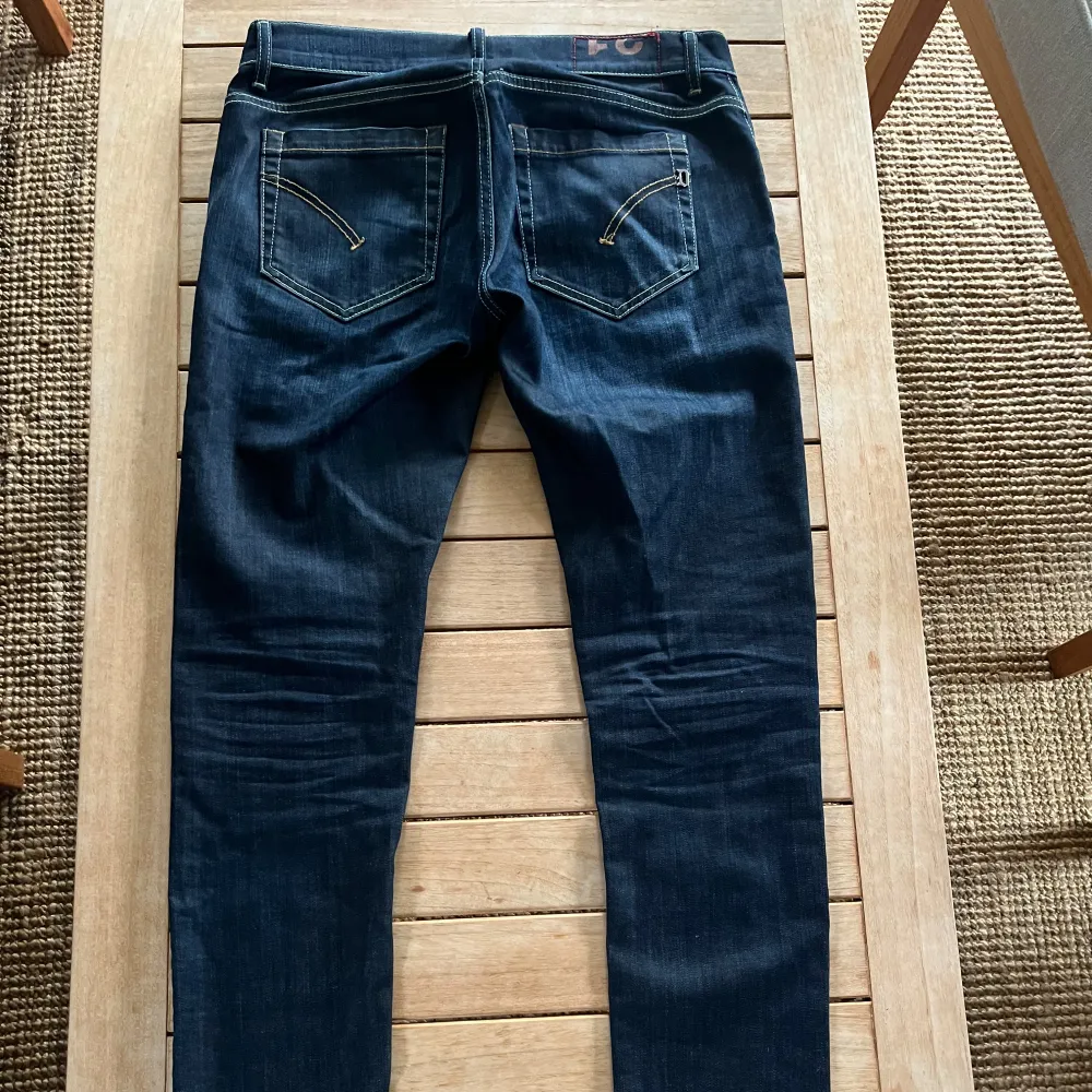 Tja!  Säljer nu mina varsamt använda dundup jeans. Storlek: 31. Modell: george / skinny fit. Wash: seery. Nypris runt 3000.  Hör gärna av er // Joel Tschannen. Jeans & Byxor.