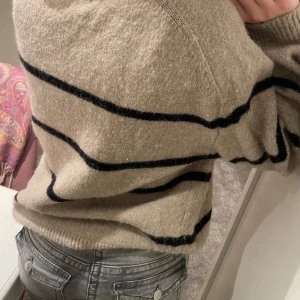 Tjocktröja  - Mysig och varm tjocktröja till hösten.andvänd ett fåtal gången. Storlek xs. Pris går att diskutera