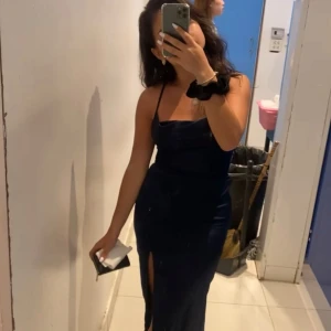 Silke klänning  - En mörkblå silke klänning. Super fin och inga fläckar. Snygg och sexig snörning i ryggen. Jag är ca 160cm lång. Fin och formbar klänning.