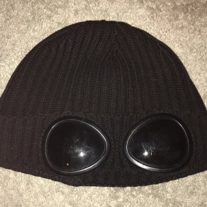 CP company mössa - Säljer nu min cp company mössa perfekt inför vintern. Det är en äldre model därav ingen text på ögonen.💯💯