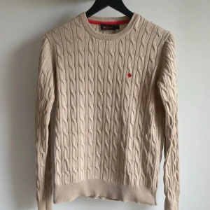 Morris tröja - Tja säljer en stilren kabelstickad Morris tröja. Tröjan är i bra skick och har inga defekter. Skriv om ni har nån fråga.