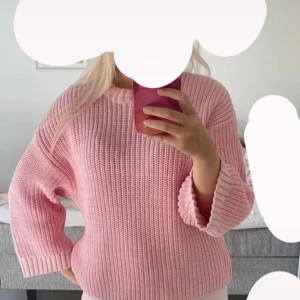 Rosa stickad tröja  - Säljer denna rosa stickade tröjan som inte kommer tlll användning💗lånad bild på första🥰betalning sker endast via Swish ej inkl frakt, kontakta mig för frågor🤍tryck INTE på köp nu 