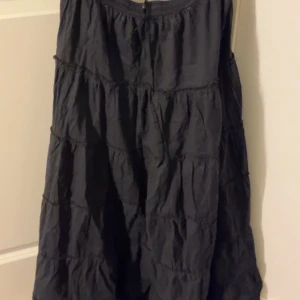 Svart långkjol från Miss Caroline - Snygg svart långkjol från Miss Caroline. Nästan aldrig använd och det är därför jag säljer detta plagg💕om ni vill se detta på får ni fråga