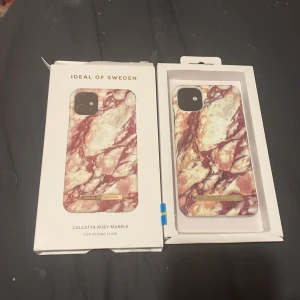 Mobilskal från Ideal of Sweden - Snyggt mobilskal i marmorlook från Ideal of Sweden oanvänd endast öppnade för o sen inse den e fel modell, designat för iPhone 11/XR. Skalet har ett elegant mönster i röd och vit marmor med gulddetaljer. Perfekt för att ge din telefon en stilren och lyxig känsla. Betalning sker via köp nu, skriv vid frågor.💕