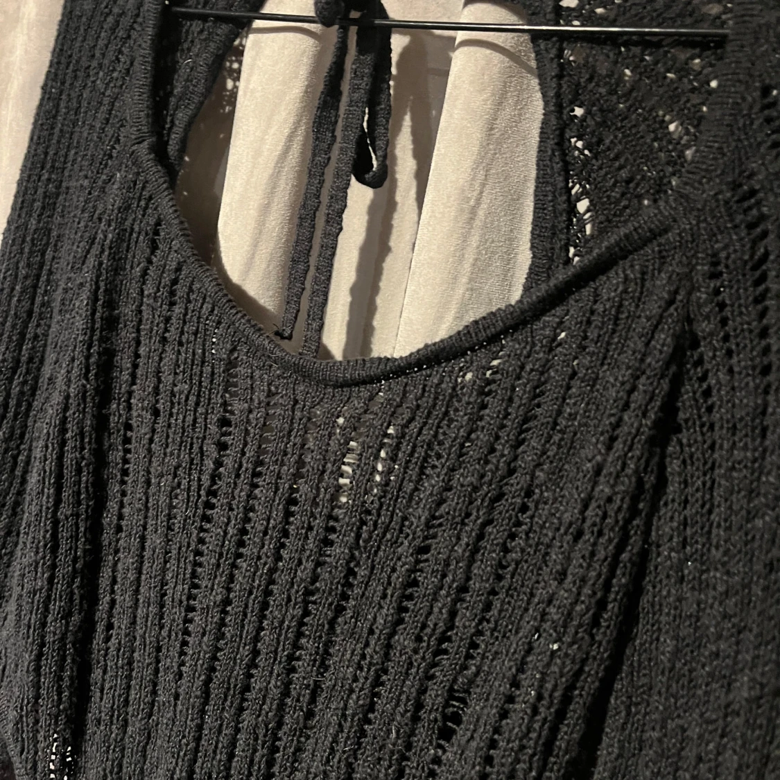 Svart stickad tröja med öppen rygg S - 90
