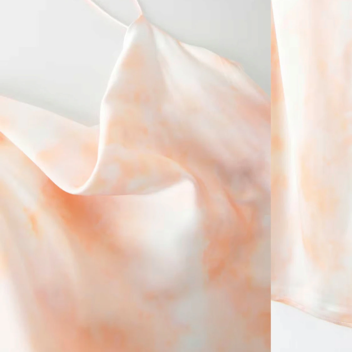 Ljus sidenklänning med slits - 3