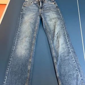 Blå jeans från LAB Industries - Snygga blå jeans från LAB Industries med en klassisk straight fit,  normal passform.