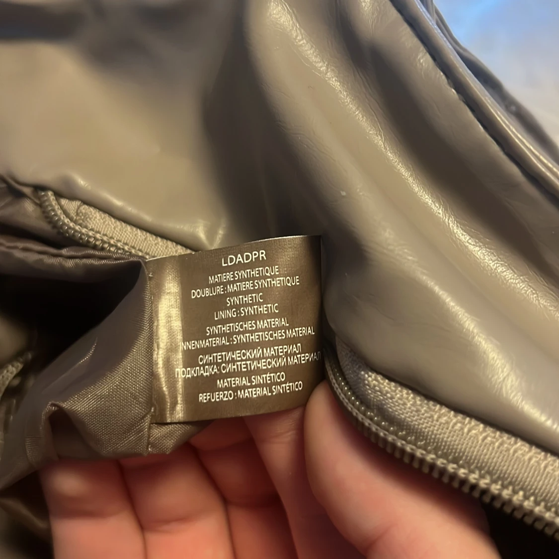 Beige axelväska i syntetmaterial - 91