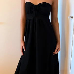 Svart klänning - Svart långklänning ❣️ Bra skick, strl S. Modellen är 167cm lång. Skriv vid frågor och funderingar! 💫