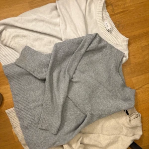 Tre stickada tröjor - Tre st stickade tröjor. De är från vero moda och Vila. Den gråa och krämvita är i xs och den vita S❤️ köp antigen 149 st eller alla tsm för 399❤️