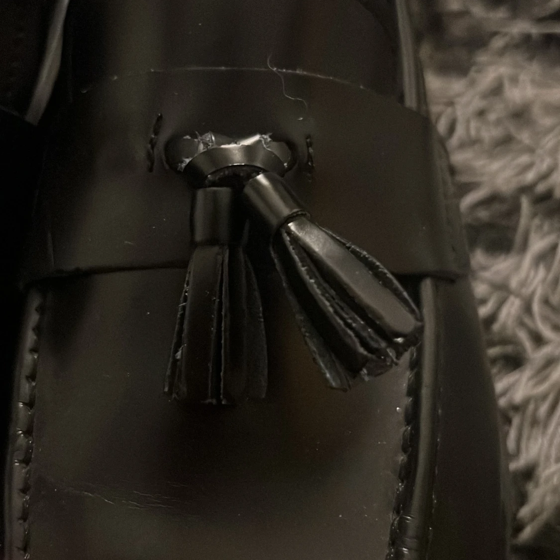 Svarta loafers med tofsar - 91