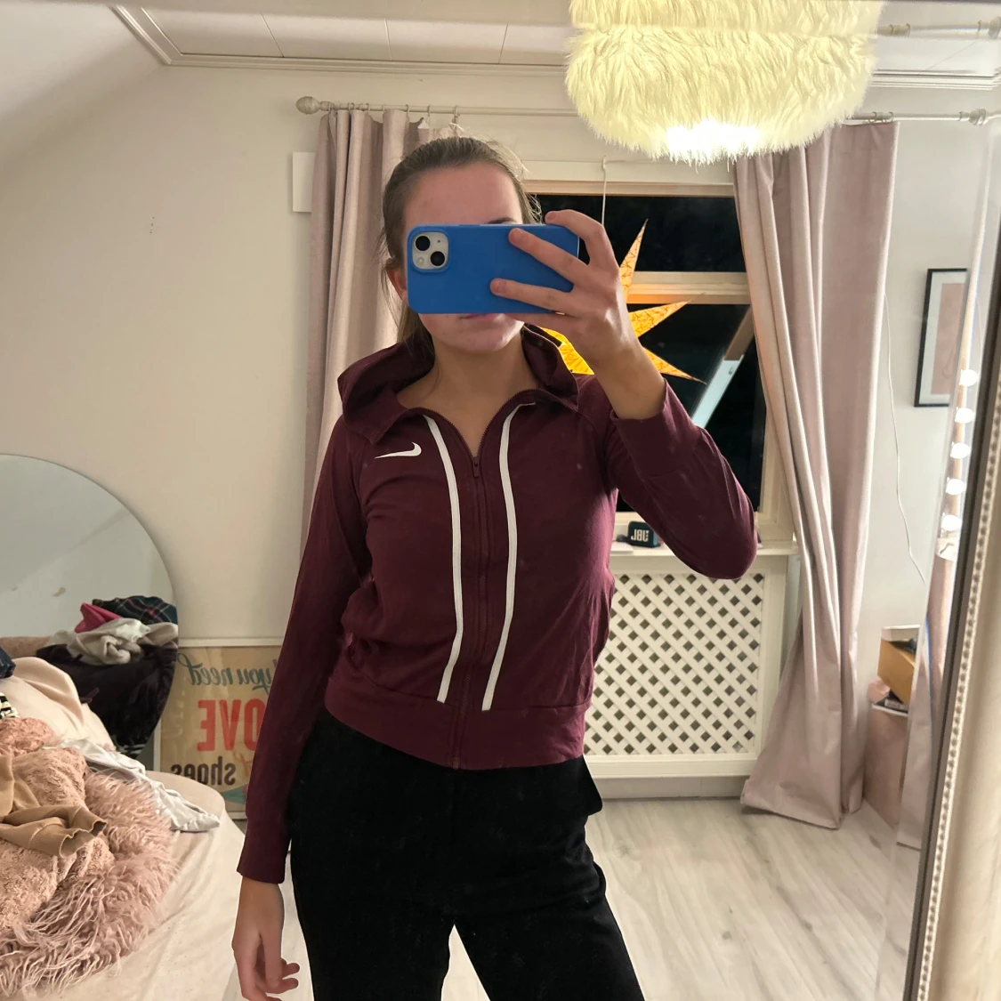 Vinröd hoodie från Nike