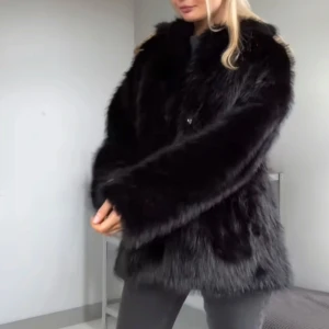 pälsjacka faux fur - säljer den eftertraktade slutsålda lager 157 pälsjackan (faux fur), i svart, storlek M men passar d flesta. aldrig använd 🖤