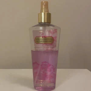 Victoria Secret Parfym - Hej! Säljer denna Victoria Secret parfymen i doften ”Strawberry & Champagne” från deras gamla kollektion. Säljer parfymen pga av att den helt enkelt inte kommer till användning längre. Som ni ser finns det ungefär 2/3 kvar av flaskan och självaste korken saknas tyvärr. Doften luktar supergott och får en del komplimanger när jag väl bär den. Om ni skulle ha några frågor är det bara att höra av er annars går det superbra att trycka på ”köp nu”.💖💖