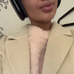 Beige kappa från H&M - Beige kappa från H&M som inte finns mer, tjock och varm. Kappan har ett bälte i midjan och knappar framtill. Följ för mer, följer tillbaka ❤️