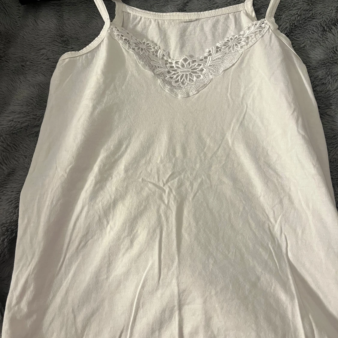 Vit linne med spetsdetalj