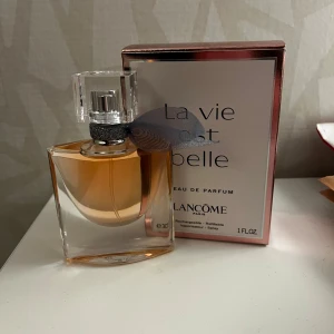 La Vie Est Belle Eau de Parfum från Lancôme - Bara test sprutat en gång så i stort sätt helt ny. Luktar otroligt gott men dumt nog önskade jag mig den i julklapp utan att lukta på den innan och när jag väl hade öppnat och luktat på den så kände jag att den luktade nästan exakt som en annan parfym jag redan har och då var för sent att returnera eftersom att jag hade tagit bort plasten. 30ml, Köpt för 739kr på sephora