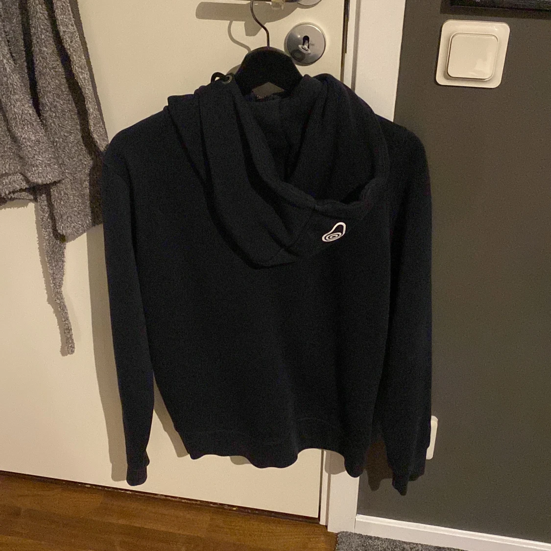 Svart hoodie med dragkedja - 90