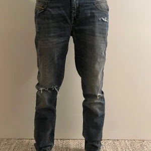 diesel jeans med slitningar  - säljer ett par washed diesel jeans med unika slitningar i storleken 29x32 skriv vid minsta fundering