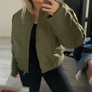 Olivgrön bomberjacka - Bomberjacka från Gina strl L passar även S-L. Nypris 399🌸använd 1 gång! 