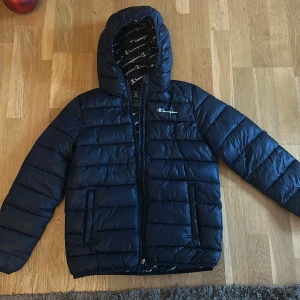 Champion Barn large /  11-12 år /  150-155 - Fint skick, litet hål på ärmen (bild 3) 