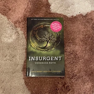 Divergent serien - Insurgent Veronica Roth - Säljer bok 2 i Divergent serien.  Helt oläst så hela sidor och slät rygg  Skriven på svenska 