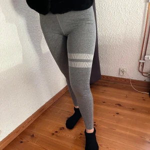 Stronger Tights - Storlek S. Gråa låg/ mellanhög midjade träningstights. 