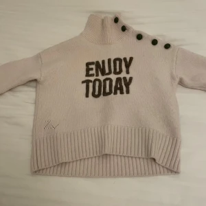 Beige stickad tröja från Zadig & Voltaire - Säljer min SUPER snygga tjocktröja från Zadig&Voltaire!💕 storlek 140! köpt tidigare från Vinted men aldrig använd. EJ RETUR, pris kan diskuteras❤️