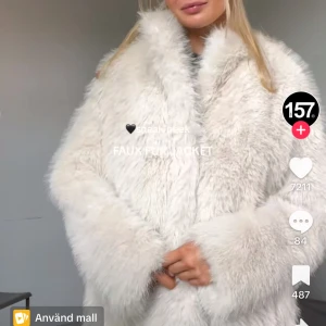 Vit fuskpälsjacka - Ny med prislapp och slutsåld🤩Säljer en stilren vit fuskpälsjacka med lång ärm. Perfekt för att hålla sig varm och trendig under kyliga dagar. Jackan har en klassisk design som passar till många olika outfits. 
