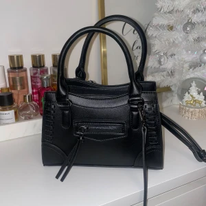 Väska Gina tricot - Svart ”crossbody bag” ifrån Gina Tricot. Prislapp avtagen men aldrig använd och helt ny!! Har ett avtagbart axelremsband🫶🏻 Nypris: 400