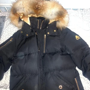 Mossse knuckles  - Säljer min moose jacka helt fräsch inga skador ny skick säljer pga den passar inte mig längre storlek M mötts bara i Stockholm 