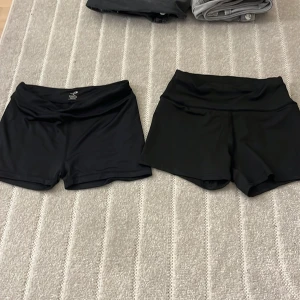 Träningsshorts  - Två stycken träningsshorts. Som kan användas till träning eller ha under kjolar. Säljer för att de inte kommer till användning. Ett par år från SHEIN och de andra är från någon träningsbutik