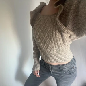  stickad tröja 🧸 - Super snygg  off shoulder tröja från hm. Perfect skick använd max 2 gånger 🌸