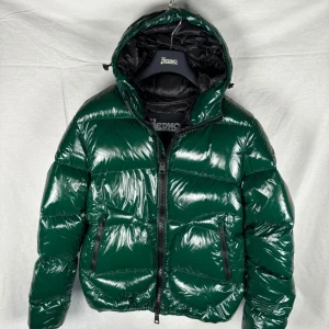  Herno jacka  - Herno jacka. Ny. Storlek: L.  Pris 3999. Butikspris: 9500. Liten i storlek. 