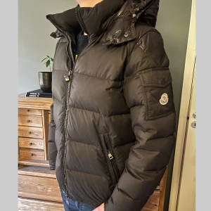 Moncler jacka - Moncler jacka  Storlek: 4 ~ M/L Cond: Bytt zipper och lite slitage  Modellen är 185cm och väger 72kg Vid frågor eller funderingar är det bara att skriva!