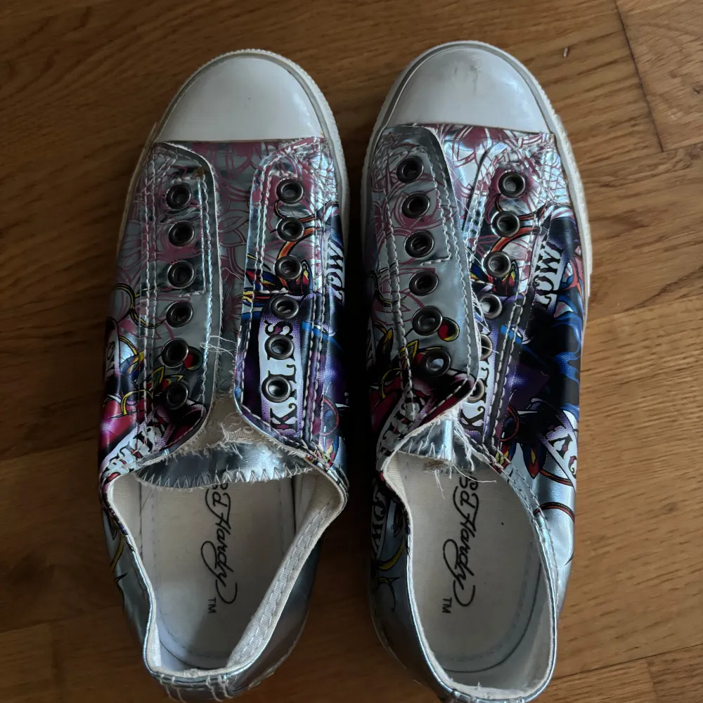 Skor från Ed Hardy i Love Kills slowly kollektionen! Supercoola skor utan snörning som tyvärr är för små för mig, storlek 37! Väldigt bra skick och knappt använda. Utgångspris är 500kr🩷. Kengät.