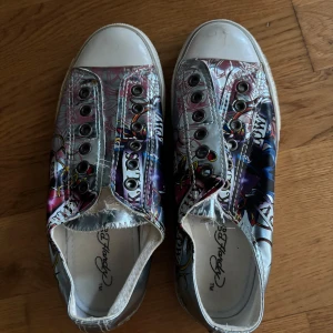 Ed Hardy sneakers - Skor från Ed Hardy i Love Kills slowly kollektionen! Supercoola skor utan snörning som tyvärr är för små för mig, storlek 37! Väldigt bra skick och knappt använda. Utgångspris är 500kr🩷