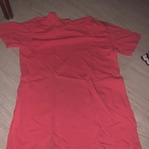 Två t-shirts från SOC - Säljer två t-shirts från SOC i storlek 158-164. En är rosa den andra är grå. Perfekta för vardagsbruk med en bekväm passform och korta ärmar, eller sport tröjor. Dom är i bra skick