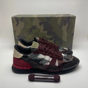 Valentino rockrunners  - Hej! Säljer nu dessa svin feta valentino rockrunners! Skorna är i toppskick skick, liten defekt i hälen. Bara sko snören medföljer. Hör av dig vid frågor eller likande 