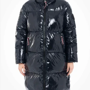 Mörk marinblå glansig pufferjacka - Jag säljer nu denna jacka som jag köpte förra året då den ej kommit till användning. Lappen hänger kvar. Storlek XL och är en unisex jacka! Kan mötas upp och även skickas  Hör av dig bara vid intresse