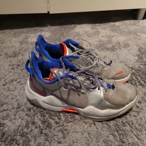 Basketskor - Säljer ett par silvergråa och blå Nike basketskor. Har fortfarande väldigt bra grepp även om de är använda en del. Går inte att få tag i längre. Pris kan diskuteras.
