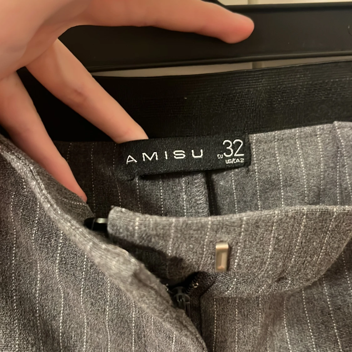 Grå randiga kostymbyxor från Amisu - 1