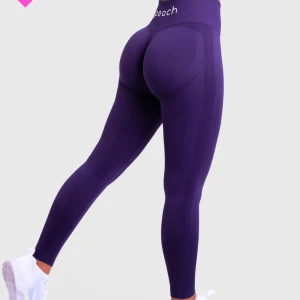 Träningstights från Peach - Snygga mörklila tights från Peach med hög midja och scrunch-detalj bak för en smickrande passform.