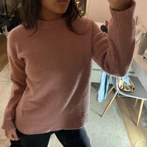 Rosa ulltröja från Filippa K - Säljer en mysig rosa tröja från Filippa K med 70% ull och 30% cashmere.