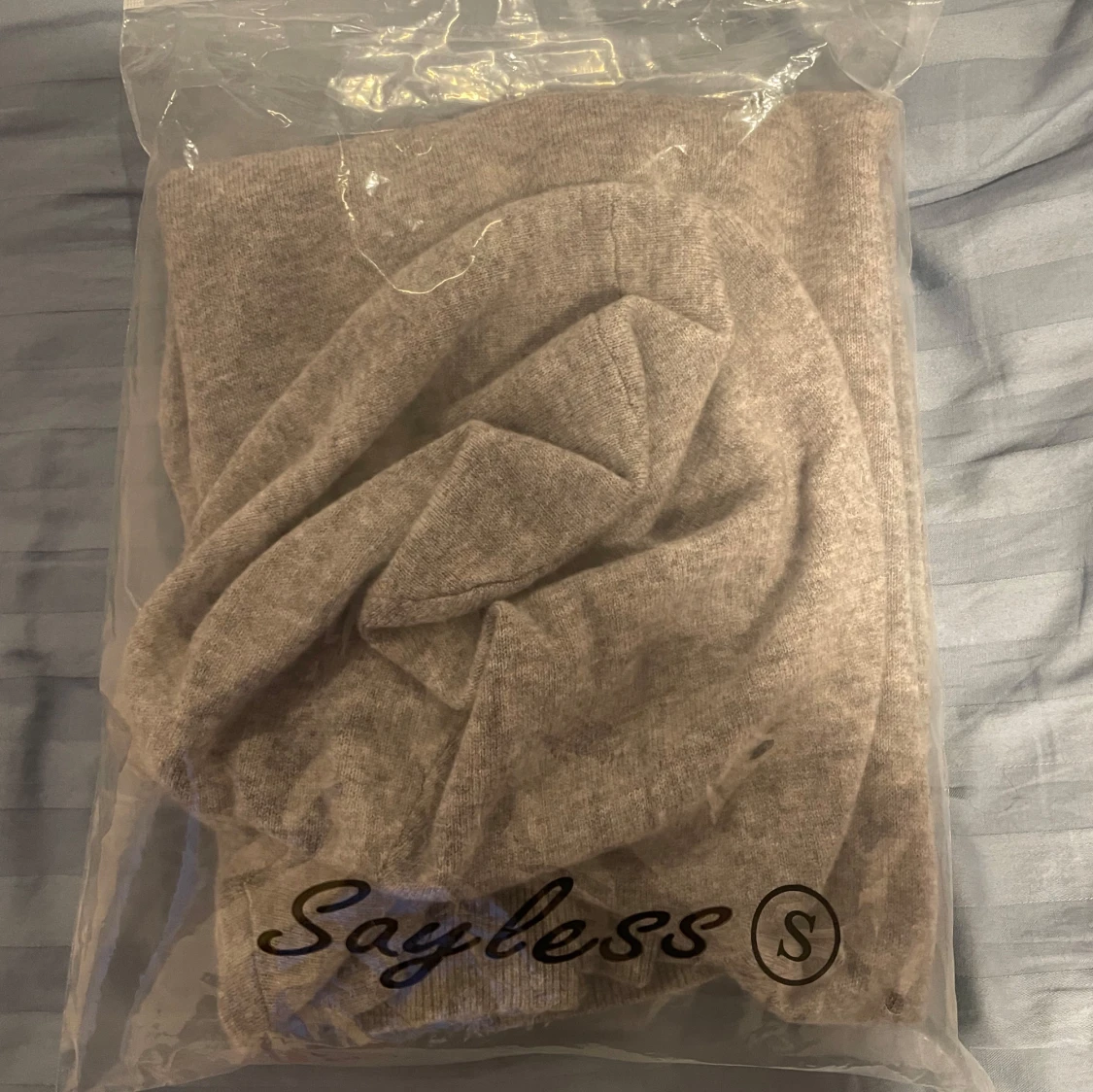 Grå kashmir hoodie från Sayless - 92