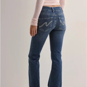 Blå bootcut jeans - Snygga lågmidjade blå bootcut jeans från Nelly! Aldrig använda!!! Priser kan såklart diskuteras!