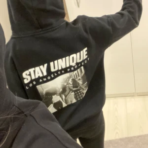 Svart hoodie - Snygg svart hoodie med texten “stay unique” 